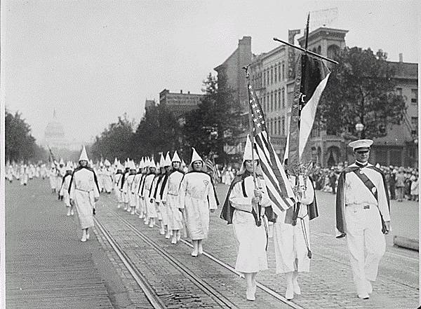 Ku_Klux_Klan_members_march_down_Pennsylvania_Avenue_in_Washington,_D.C._in_1928